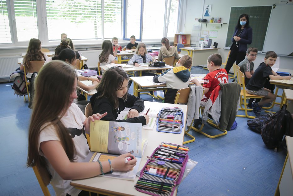 Fotografija: Ministrstvo si prizadeva, da bi se že prihodnji teden v šole vrnili vsaj tisti iz prve triade. FOTO: Jože Suhadolnik, Delo