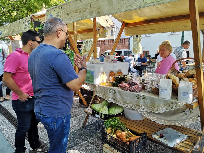 Tržnice so sicer privlačne, a marsikdo v času omejitvenih ukrepov ne more do njih. FOTO: Mojca Marot