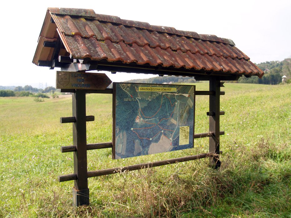 Fotografija: Učna pot je opremljena z informativnimi tablami. FOTOGRAFIJI: Janez Mihovec