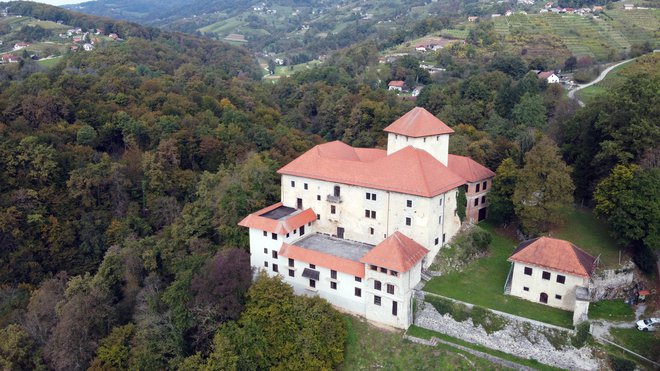 Začetki mogočnega objekta segajo v 9. stoletje.