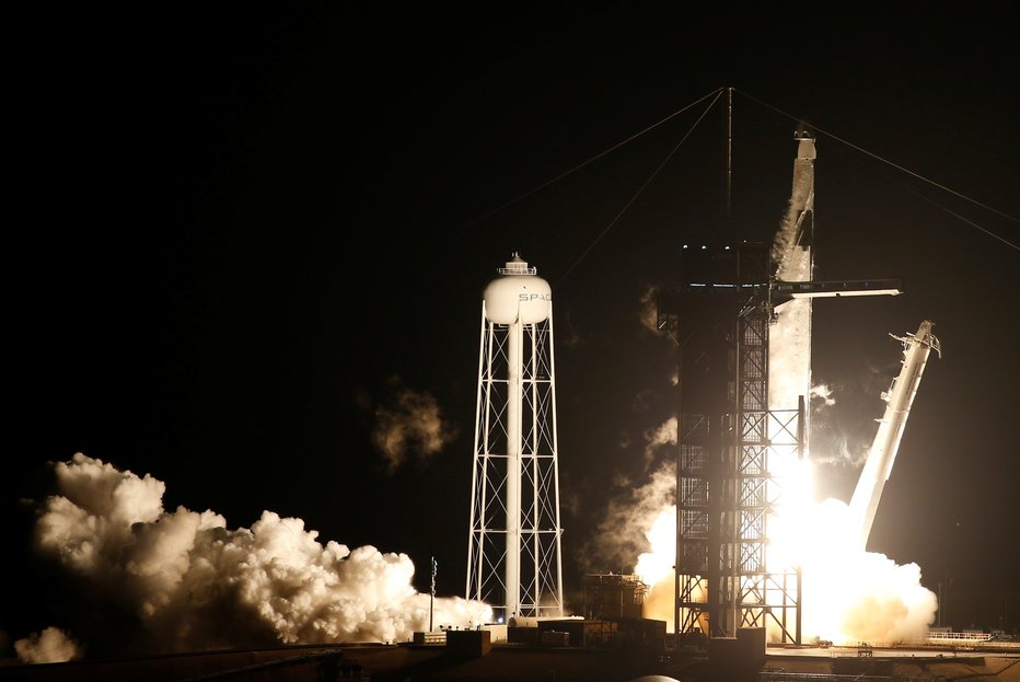 Fotografija: SpaceX Falcon 9 z zmajevo kapsulo je poletel s Floride.  FOTO: Joe Skipper, Reuters