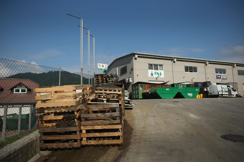 Fotografija: V Lazah so različna podjetja, med drugim tu predelujejo nevarne odpadke. FOTO: Jure Eržen