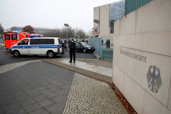 Na prizorišču je policija. FOTO: Fabrizio Bensch, Reuters