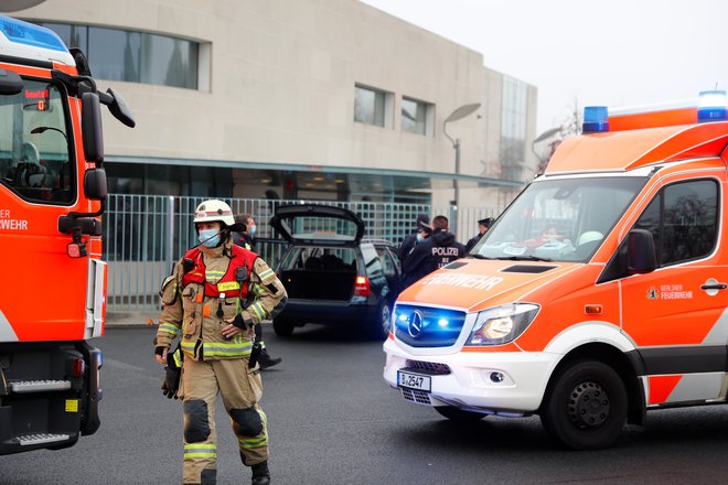 Na prizorišču je policija. FOTO: Fabrizio Bensch, Reuters