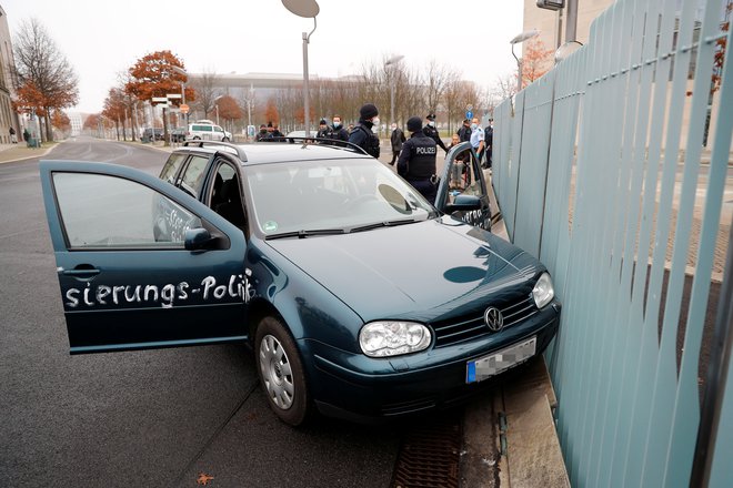 Na prizorišču je policija. FOTO: Fabrizio Bensch, Reuters