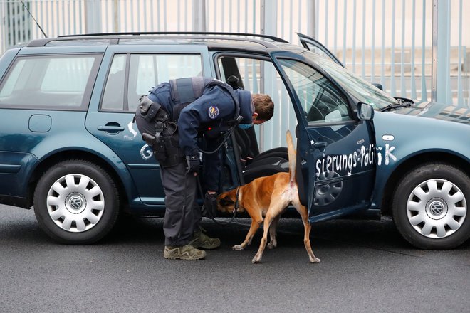 Na prizorišču je policija. FOTO: Fabrizio Bensch, Reuters