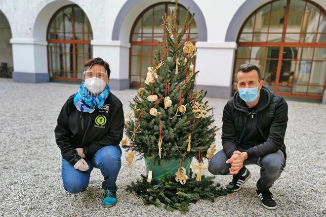 Sabina Šegula in Peter Ribič s prikazom letošnje krasitve Fotografije: osebni arhiv