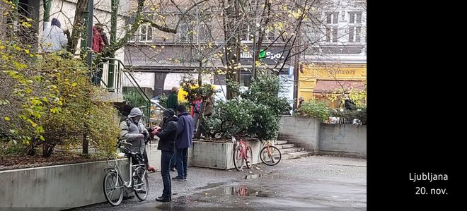 Zbiranje brezdomcev sredi Ljubljane in sredi epidemije. FOTO: bralec