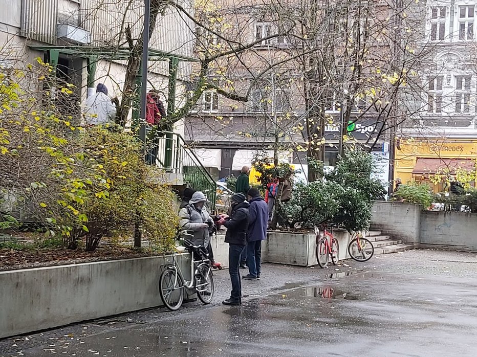 Fotografija: Zbiranje brezdomcev sredi Ljubljane in sredi epidemije. FOTO: bralec