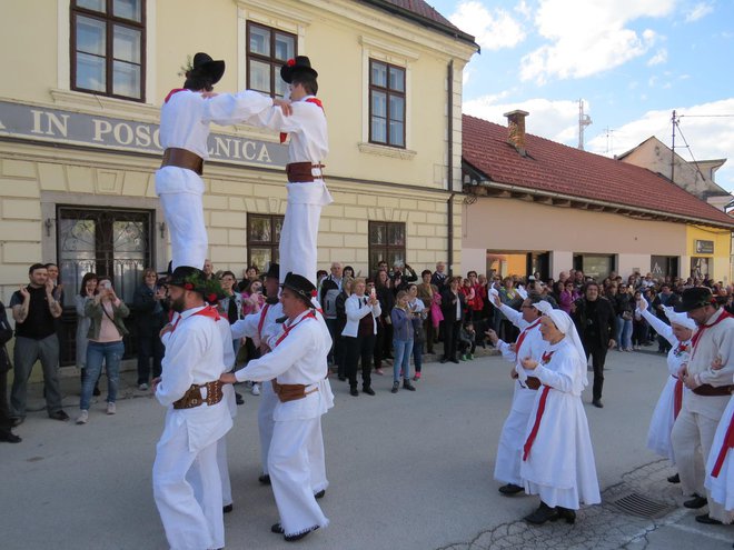 Znan ljudski običaj je Metliško obredje – zaviranje kola. Foto: Bojan Rajšek