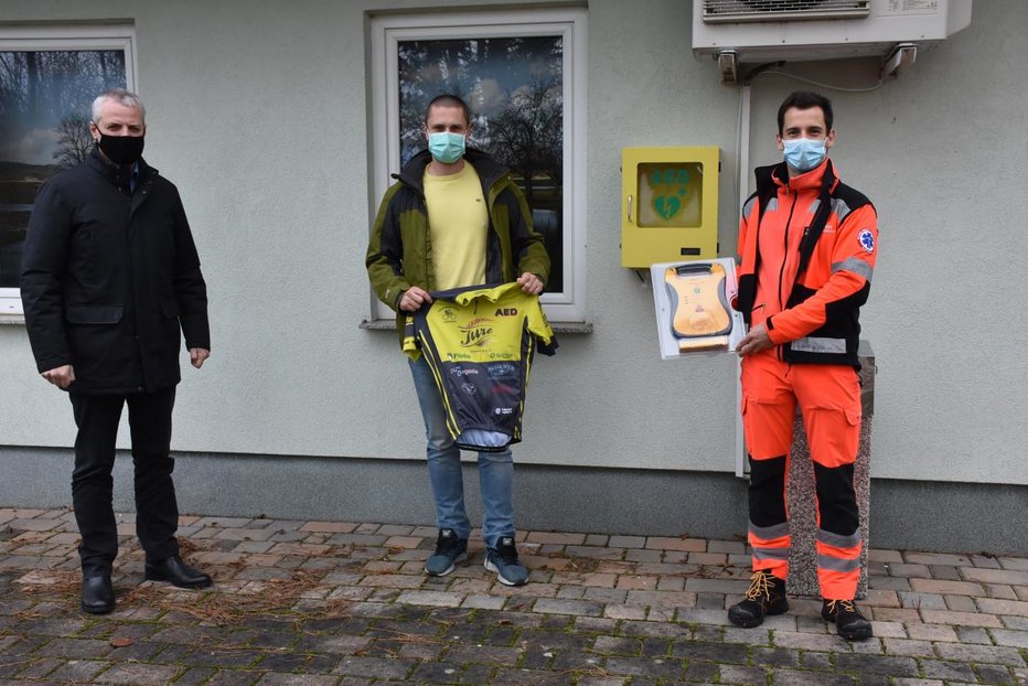 Fotografija: Županu Pivke Robertu Smrdelju (levo) sta AED predala Mihael Bezjak in Klemen Rebec. FOTO: Občina Pivka