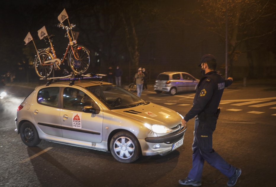 Fotografija: Policija tokrat protestnikov ni ustavljala v tolikšni meri kot prejšnji teden. FOTO: Jože Suhadolnik