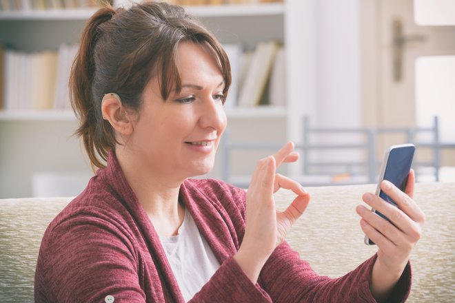 Že tako šibke niti manj razvitih socialnih mrež so se dodatno krhale in mnogi so se znašli v popolni socialni izolaciji. FOTO: Humonia/Getty Images