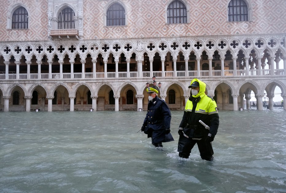 Fotografija: Danes ih je nenaden dvig gladine vode očitno preseneti. FOTO: Manuel Silvestri, Reuters