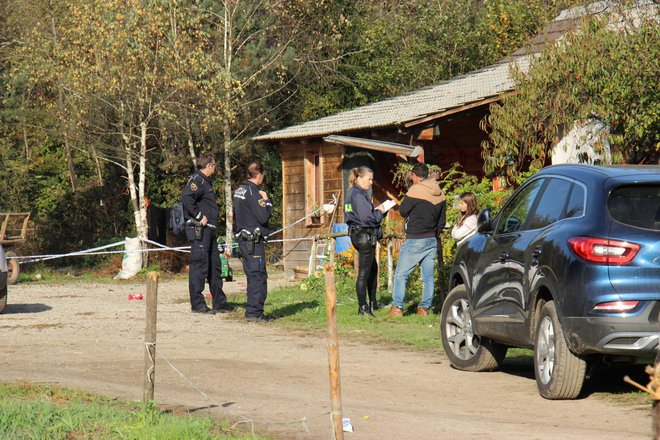 Preiskovalci na kraju zločina FOTO: TANJA JAKŠE GAZVODA