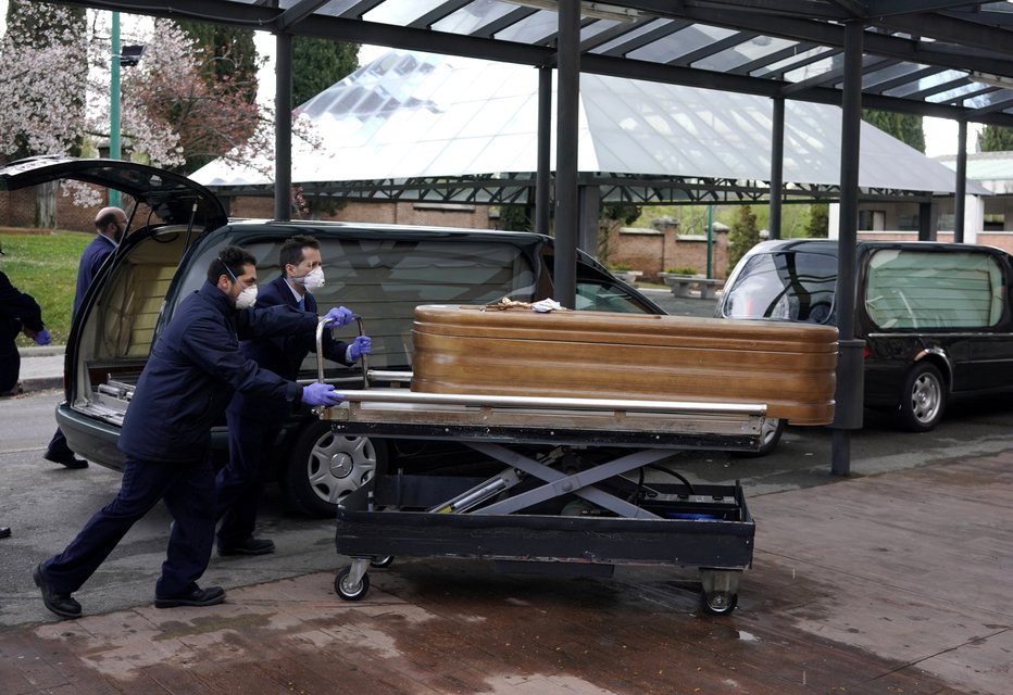 Fotografija: Država bi morala po mnenju OZS zagotoviti tudi dodatna finančna sredstva za stroške pogrebnih dejavnosti, ki nastajajo zaradi epidemije. (Fotografija je simbolična). FOTO: Juan Medina, Reuters