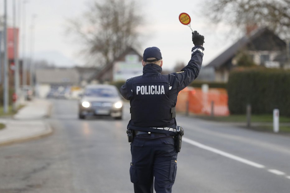 Fotografija: Policijsko preverjanje dokumentov ob omejitvi prehodov med občinami v času koronavirusa. FOTO: Leon Vidic, Delo