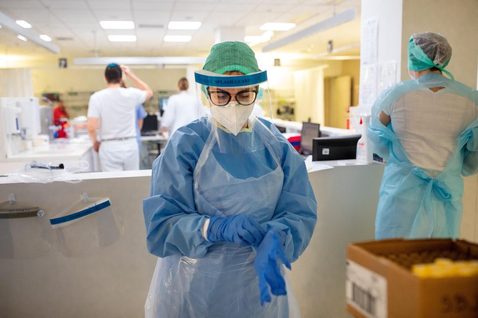 Fotografija: Medicinsko osebje na oddelkih za covid dela v težkih razmerah, okoli njih je veliko žalosti in smrti. FOTO: Voranc Vogel