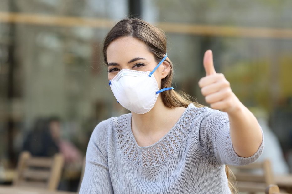 Fotografija: Rute ali šali ne bodo več zadoščali za zaščito nosno-ustnega predela, dovoljene so le še maske (te so lahko tudi iz blaga). FOTO: Antonioguillem Getty Images/istockphoto