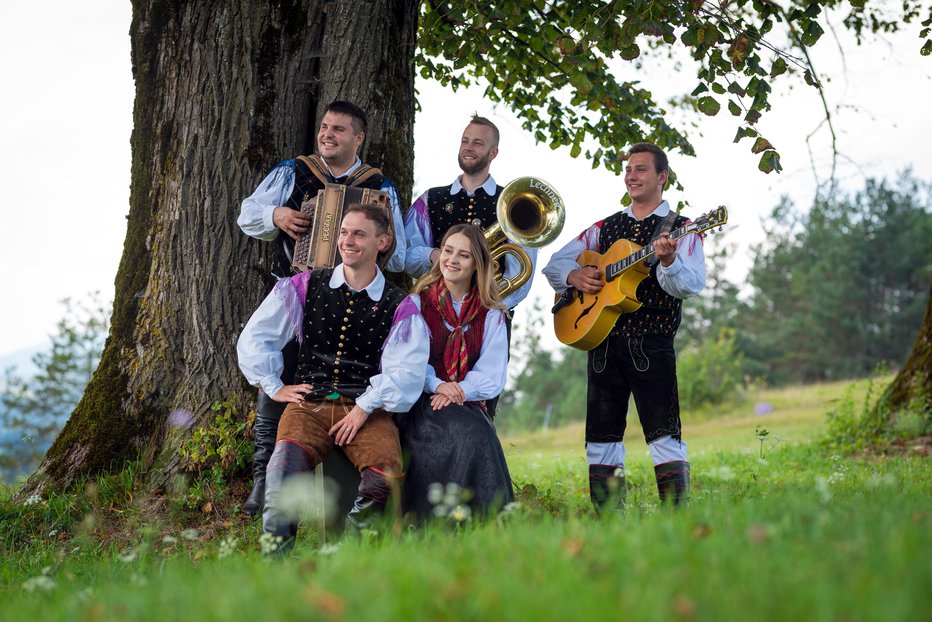 Fotografija: Ansambel Tomaža Rota, na fotografiji še s pevko Tino Uhan, ki se je poslovila.