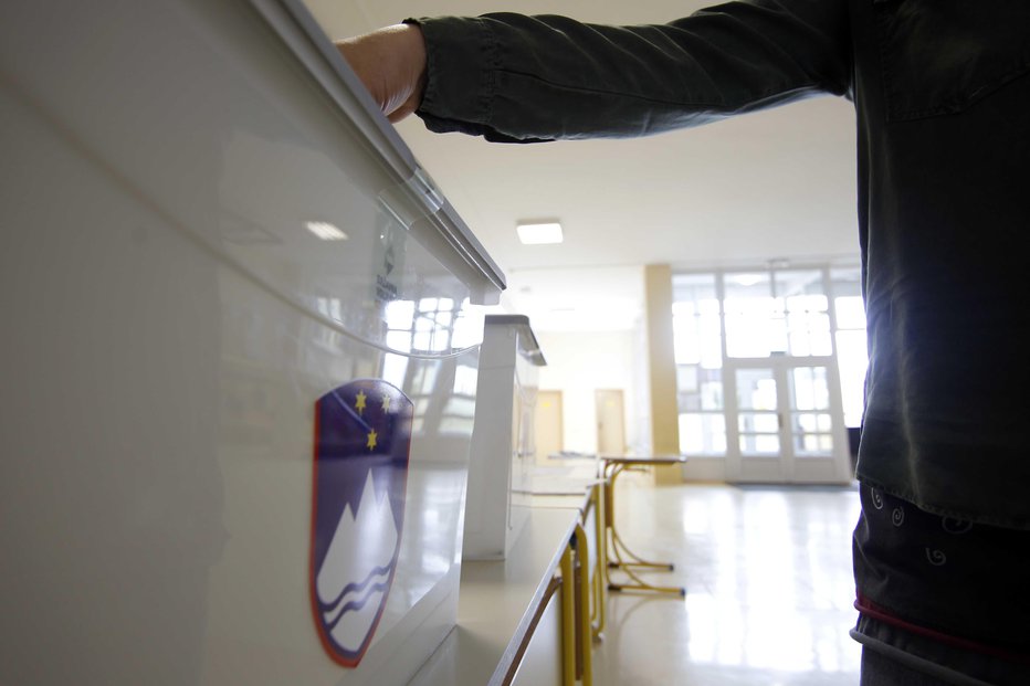 Fotografija: Volitve oz. referendum potekajo ob strogih higienskih ukrpeih (simbolična fotografija). FOTO: Mavric Pivk