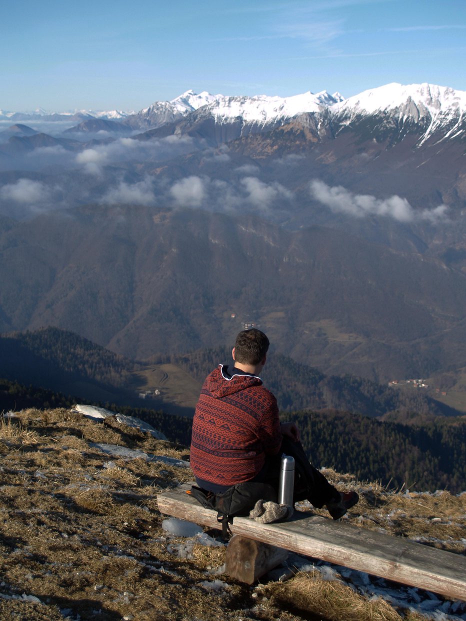 Fotografija: Z vrha je lep razgled na Julijske Alpe na severni strani in morje daleč na jugu. Pa na širne gozdove Škofjeloškega hribovja.