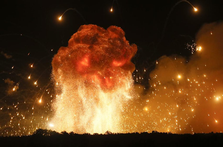 Fotografija: A powerful explosion is seen in the ammunition depot at a military base in Kalynivka, west of Kiev, Ukraine, early Wednesday, Sept. 27, 2017. Ukrainian officials say they have evacuated more than 30,000 people after a fire and ammunition explosions, at the military base. (AP Photo/Efrem Lukatsky) FOTO: Efrem Lukatsky