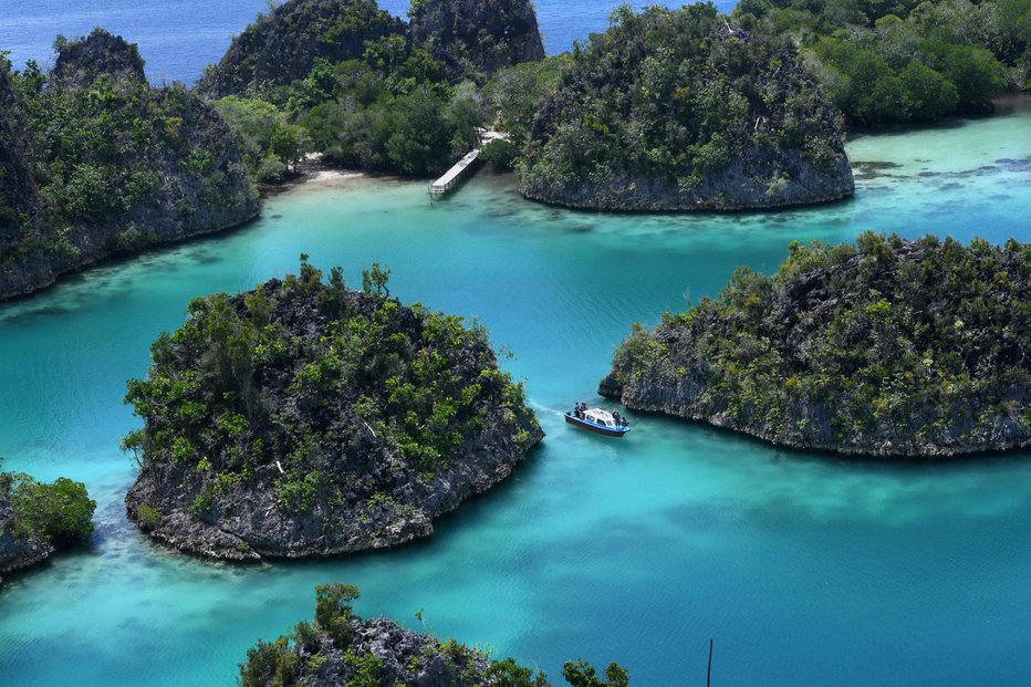 Fotografija: This photo taken on August 21, 2017 shows the blue waters in Raja Ampat -- which means Four Kings in Indonesian, in Indonesia's far eastern Papua.
Stretching across 67,000 square kilometres in Indonesias far east, the postcard-perfect islands might be about as close to paradise as visitors can find.  / AFP PHOTO / GOH CHAI HIN / TO GO WITH Indonesia-Papua-environment-tourism-leisure,FEATURE by Kiki Siregar