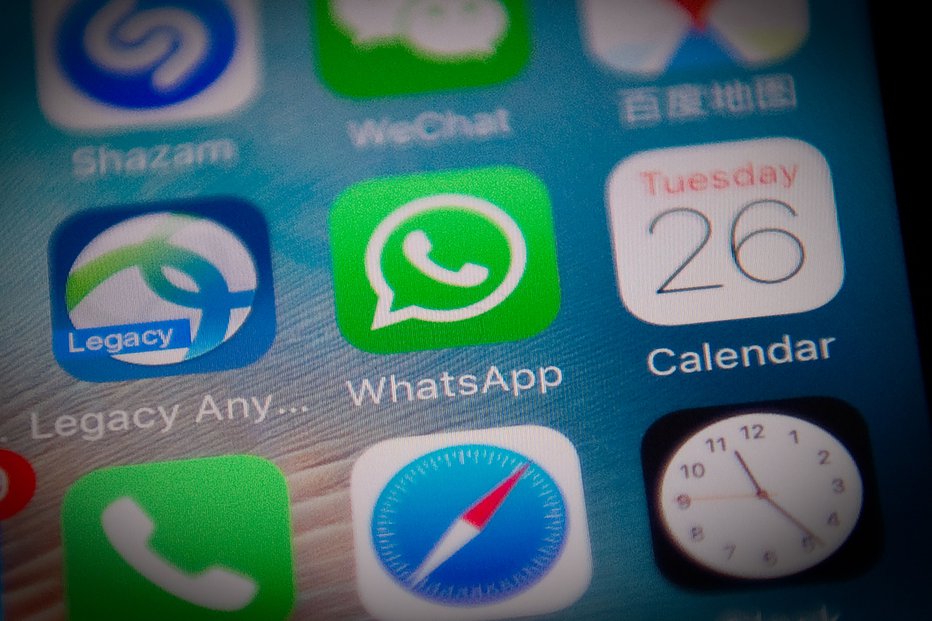 Fotografija: This photo illustration shows the Whatsapp application logo (C) on a smartphone screen in Beijing on September 26, 2017. 
Chinese authorities appear to have severely disrupted the WhatsApp messaging app in the latest step to tighten censorship as they prepare for a major Communist Party congress next month. / AFP PHOTO / NICOLAS ASFOURI