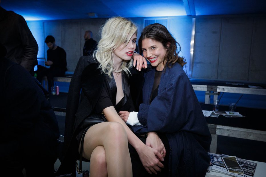 Fotografija: Ljubljanski teden mode LJFW so sklenile zadnje modne revije, v prvih vrstah pa se je zbrala nova četica znanih obrazov. Denise Dame in Inja Zalta na primer. FOTO: Jure Makovec/ljfw, Sandi Fišer/mediaspeed