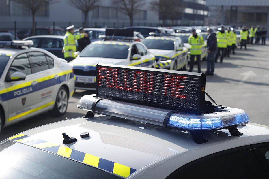 Fotografija: Tudi če so v civilu, se morajo izkazati s službeno izkaznico, opozarjajo pri policiji. FOTO: Leon Vidic/Delo