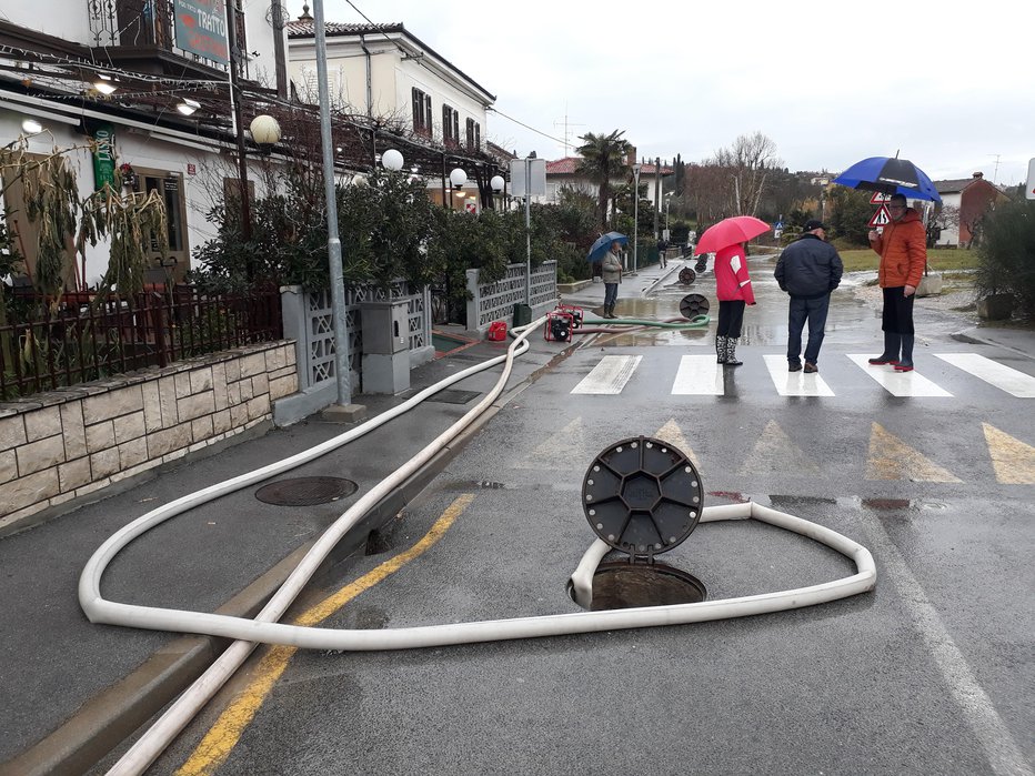 Fotografija: Najhuje je bilo v Strunjanu, a so meteorno vodo pravočasno prečrpali. FOTO: GB Koper