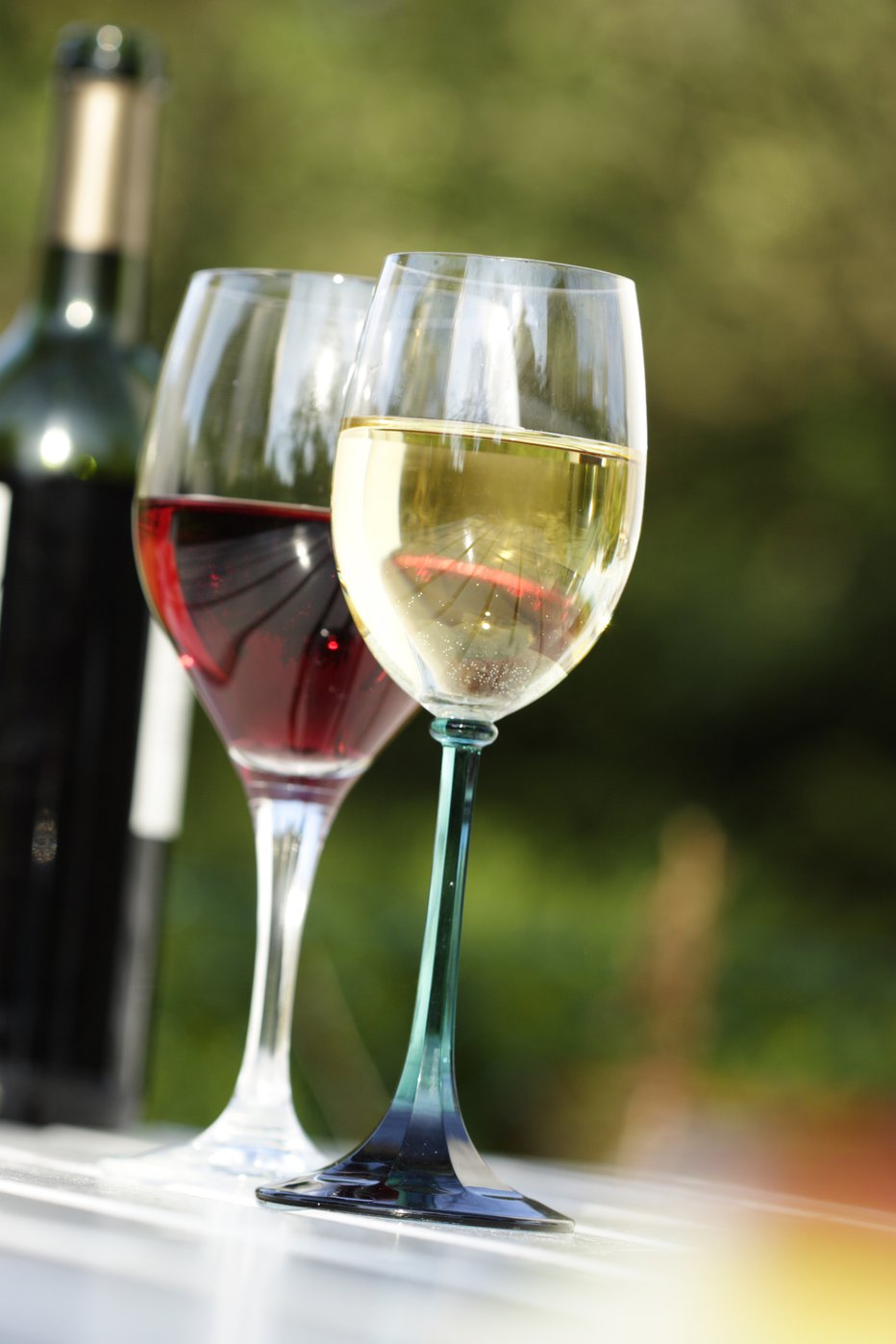 Fotografija: Belo in rdeče vino postrežemo v različnih kozarcih. FOTO: Thinkstock Getty Images/istockphoto