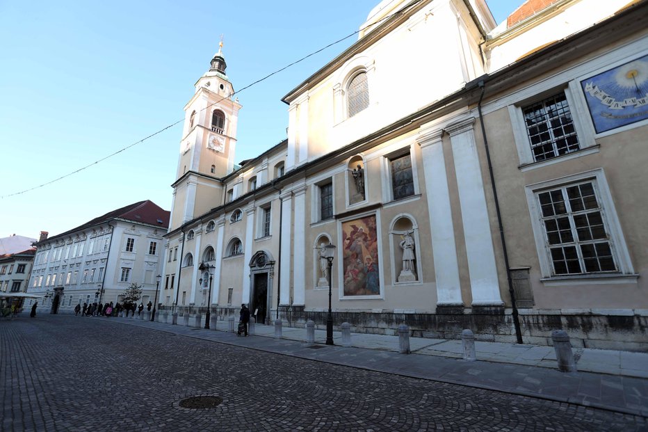 Fotografija: Ljubljanska nadškofija nasprotuje gradnji garaže pod tržnico. Foto: Igor Mali