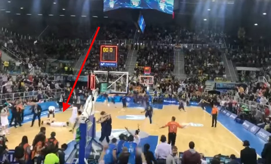 Fotografija: Luka Dončić je končal na tleh. FOTO: Youtube