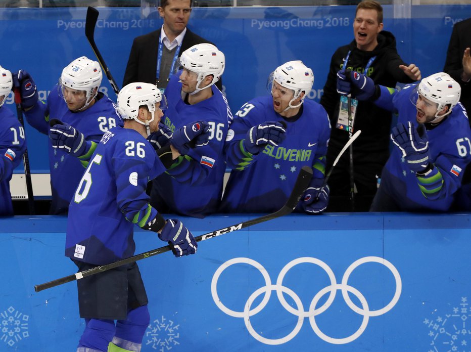 Fotografija: Jan Urbas se veseli po prvem zadetku Slovenije. FOTO: Grigory Dukor, Reuters