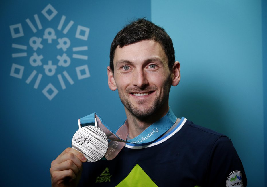 Fotografija: Jakov Fak z medaljo v Slovenski hiši. FOTO: Matej Družnik