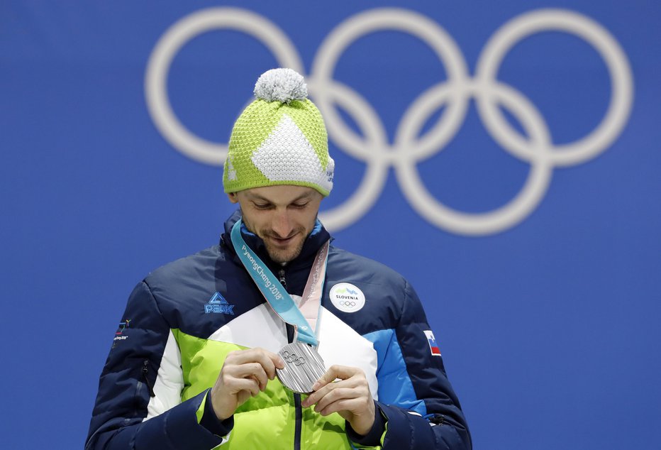 Fotografija: Navdušenje Jakova Faka nad srebrno medaljo na podelitvi za drugo mesto v tekmi na 20 kilometrov posamično 16. februarja v Pjongčangu. FOTO: Matej Družnik