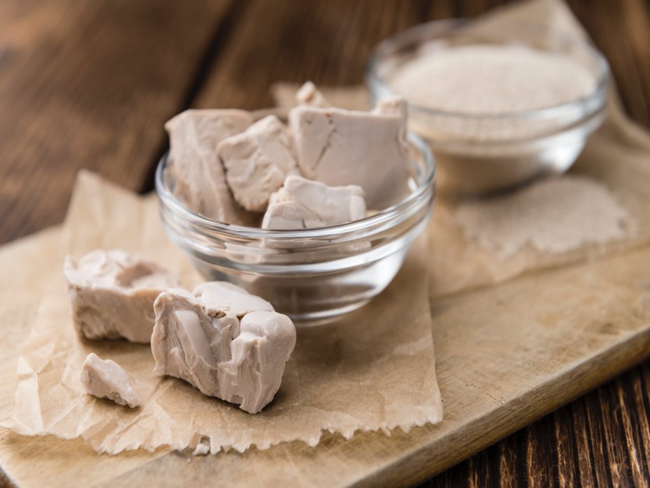 Fotografija: Yeast (fresh and dried)on vintage wooden background (close-up shot) FOTO: Handmadepictures Getty Images/istockphoto