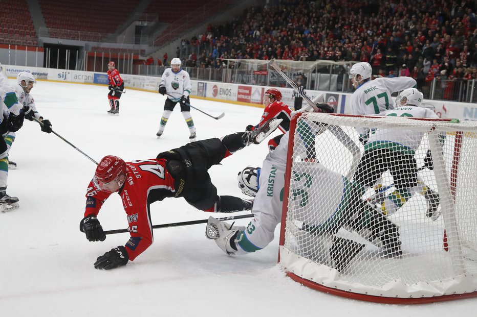 Fotografija: V četrtfinalu alpske hokejske lige se obetajo vsaj štiri spektakularne tekme železarjev in zmajev. FOTO: Leon Vidic