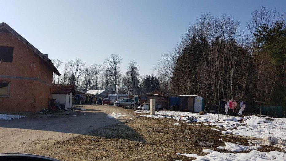 Fotografija: Hišne preiskave v Beltincih in Dokležovju je opravljalo več deset policistov. FOTO: Oste Bakal