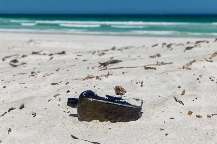 Fotografija: Steklenico so našli na plaži. FOTO: facebook