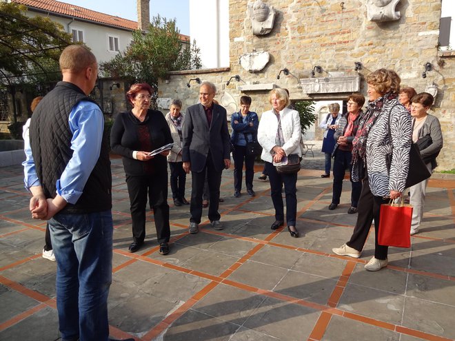 Člani skupine Kulturna klepetalnica UTŽO Ilirska Bistrica na študijskem obisku v Kopru FOTO: arhiv UTŽO