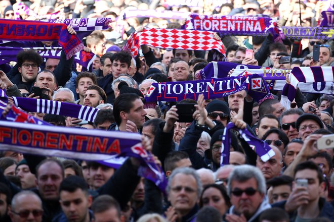 Zbrana množica. FOTO: Reuters