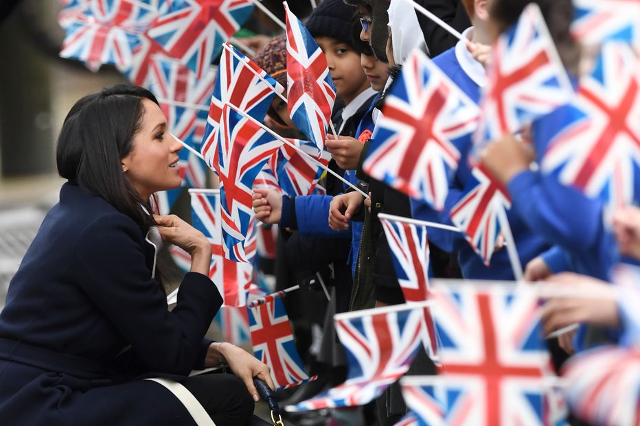 Fotografija: Britain's Prince Harry's fiancee US actress Meghan Markle greets well-wishers as she and the prince arrive at Millennium Point to attend an event hosted by by social enterprise Stemettes to celebrate International Women's Day in Birmingham on March 8, 2018. Prince Harry and Meghan Markle visited Birmingham to learn more about the work of two projects which support young people from the local community. The event at Millennium Point aims to inspire the next generation of young women to pursue careers in Science, Technology, Engineering and Maths (STEM)./AFP PHOTO/Paul ELLIS FOTO: Paul Ellis Afp