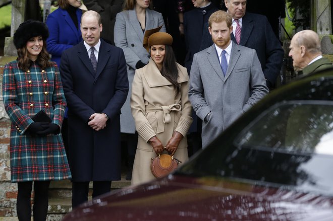 From left, Kate, Duchess of Cambridge, Prince William, Meghan Markle, Prince Harry and Prince Philip arrive to the traditional Christmas Days service, at St. Mary Magdalene Church in Sandringham, England, Monday, Dec. 25, 2017. (AP Photo/Alastair Grant) FOTO: Alastair Grant Ap