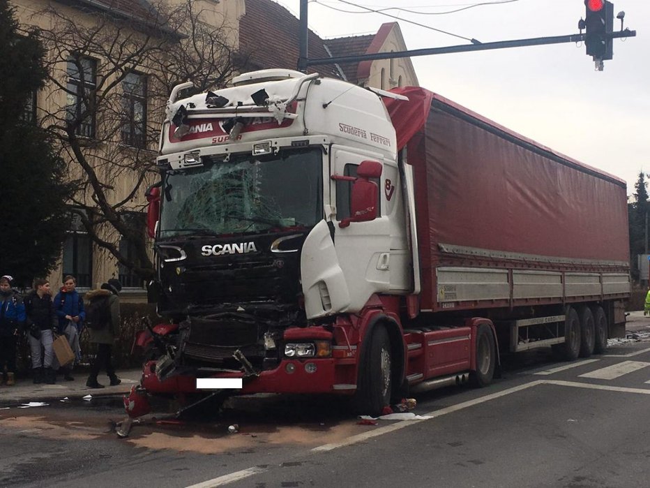 Fotografija: Voznik drugega tovornjaka se je v nesreči ranil. FOTO: OSTE BAKAL