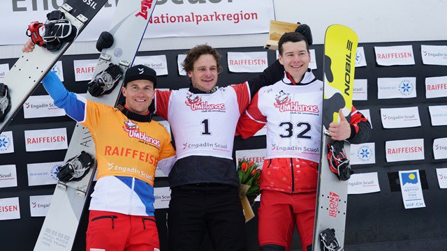 Fotografija: Tim Mastnak je za zmago prehitel Poljaka Oskarja Kwiatkowskega, na fotografiji desno, in olimpijskega prvaka Nevina Galmarinija. FOTO: FIS