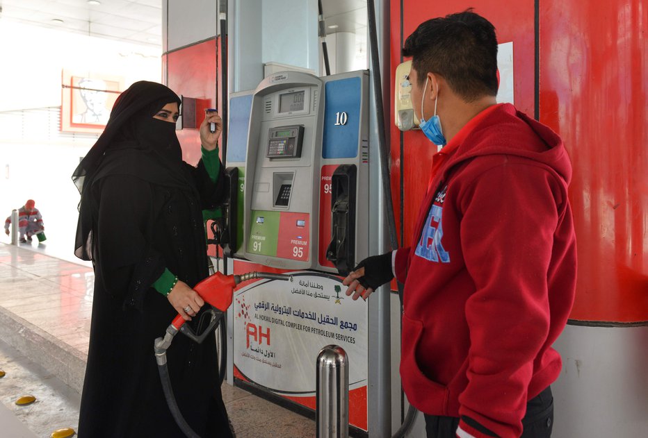 Fotografija: Mervat Buhari je prva Savdijka, ki (kot poslovodja) dela na bencinski črpalki. Foto AFP