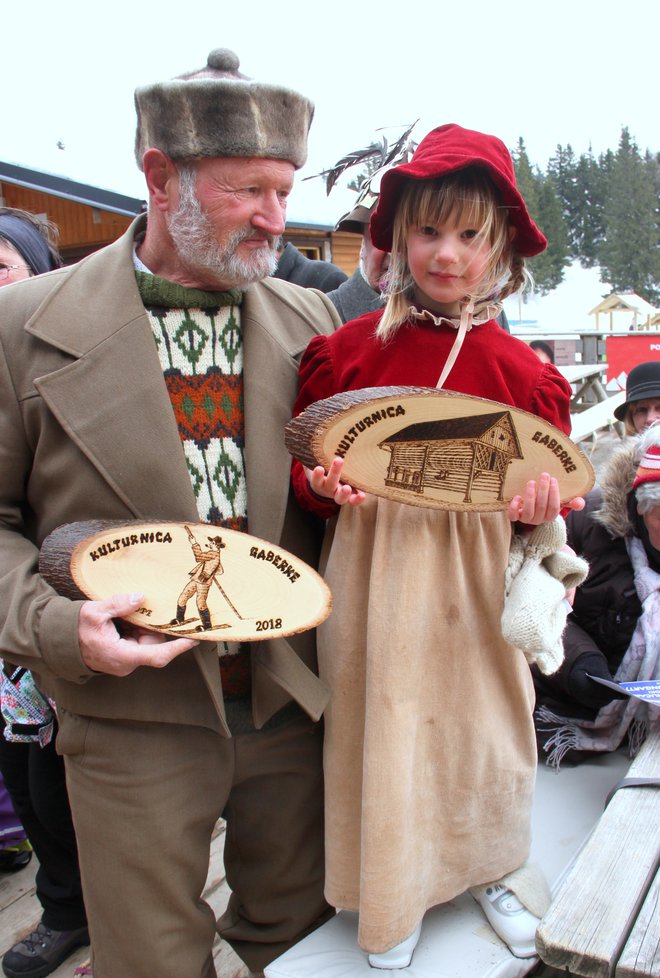 Kar dedek uči, to vnukinja počne vse življenje. FOTO: Jože Miklavc